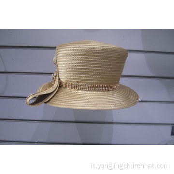 Cappelli couture da donna con abito da chiesa in nastro di raso